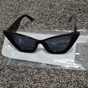 Chic Black Cat-Eye Sunglasses